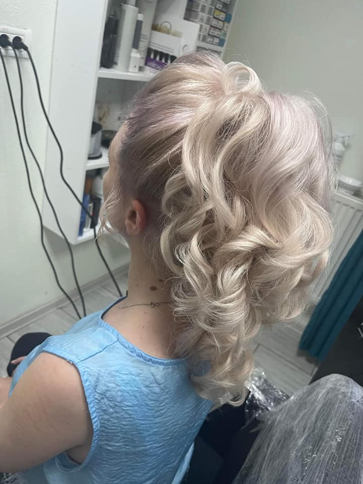 Coafură mireasă Timișoara – eleganță, stil personalizat și rezistență pentru ziua nunții