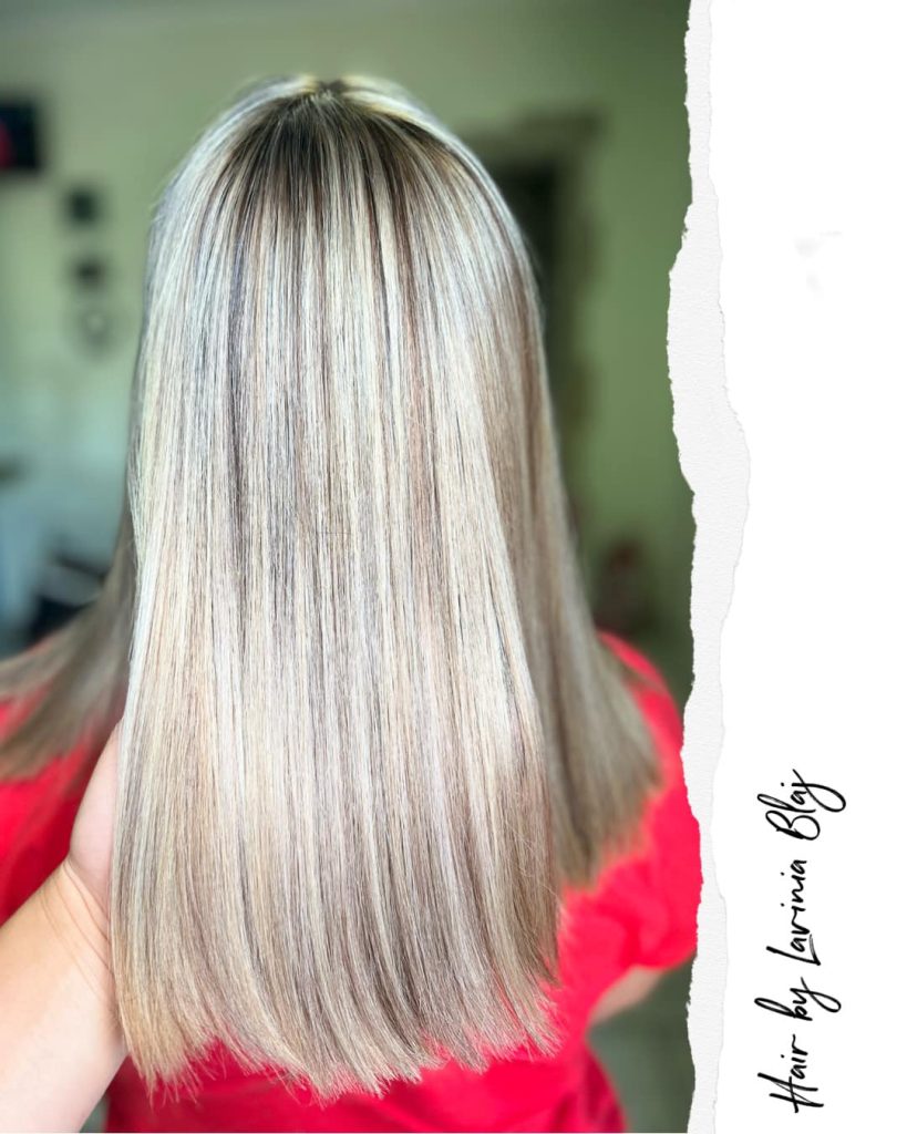 Păr lung și drept, cu treceri între rădăcini mai închise și lungimi blonde.