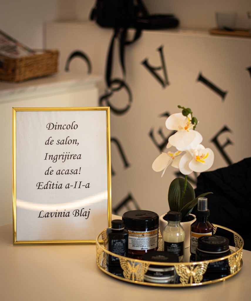 Produse de îngrijire a părului expuse în salon.